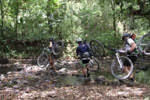 Ciclistas con obstáculos